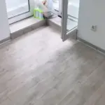 Чому дизайнери кладуть ламінат не вздовж, а впоперек кімнати: який…