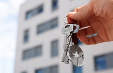 Як не стати жертвою шахраїв під час оренди квартири? / Freepik нерухомість, ключі, рука