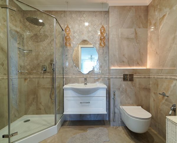 Яка плитка візуально зменшує ванну: помилка 90% господарів, яку легко виправити