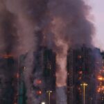 Щонайменше 4 людини загинули внаслідок масштабної пожежі у багатоповерхівках Гонконгу.