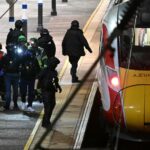 Кілька людей поранені ножем у поїзді у Великій Британії –…