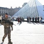 Незважаючи на звинувачення, висунуті проти 4 підозрюваних у пограбуванні Лувру,…