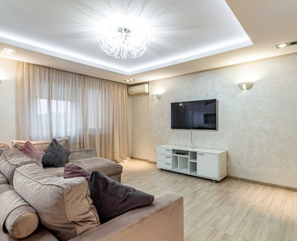 Чому ваша вітальня виглядає дешево: 5 речей, які виносять дизайнери першими