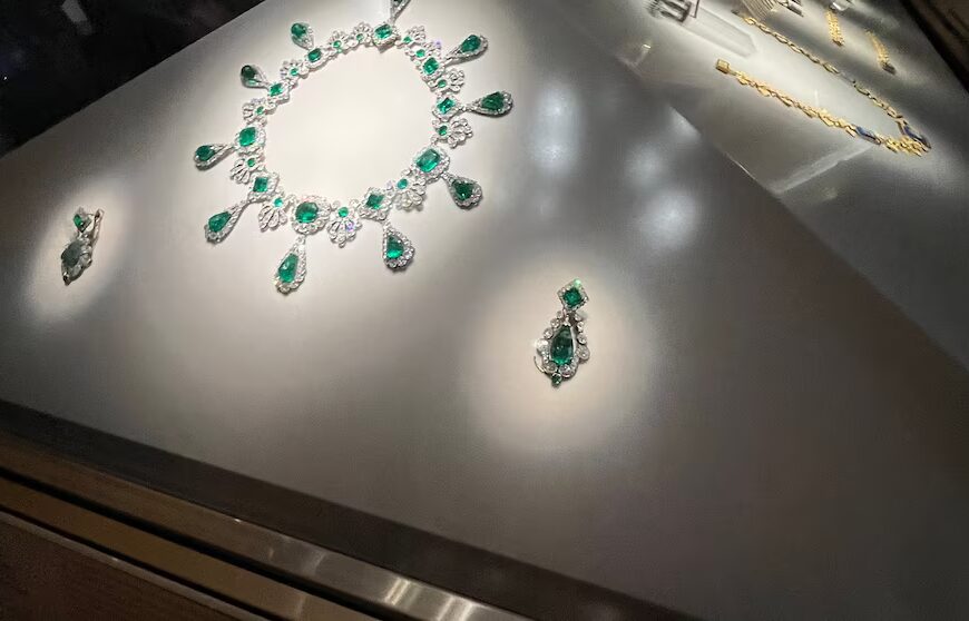 Пограбування коштовностей Лувру: Чоловік, який називає себе двоюрідним братом одного з підозрюваних, висловився, оскільки четверо заарештовано за пограбування