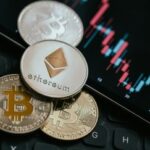 Криптовалютний обвал: фірми збувають монети через знецінення акцій
