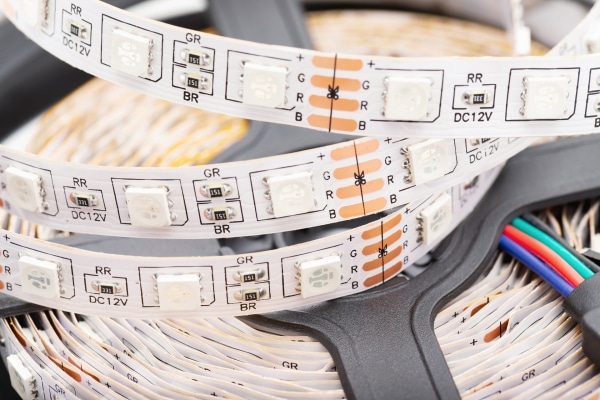 LED-стрічка &mdash; освітлювальний прилад, в якому замість лампочок використовуються напівпровідникові пристрої &mdash; світлодіоди