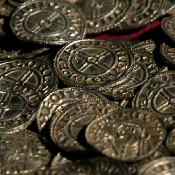 Кухонна підлога приховувала скарб XVII століття: як британська родина несподівано збагатилася