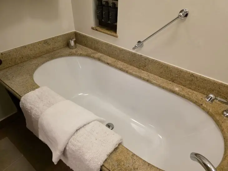 Як освітлення змінює ванну: секрети дизайнерів