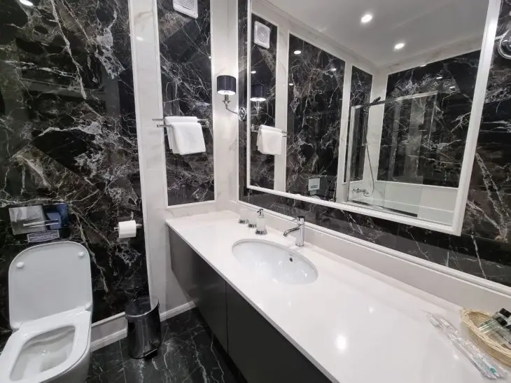 Як візуально розширити вузьку ванну: прийом із горизонтальними лініями