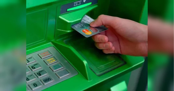 Що робити, якщо банкомат відключився у момент зняття грошей: докладна інструкція