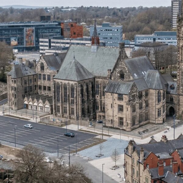 Таємниця старої вежі: будівельники виявили капсулу часу з Вікторіанської епохи