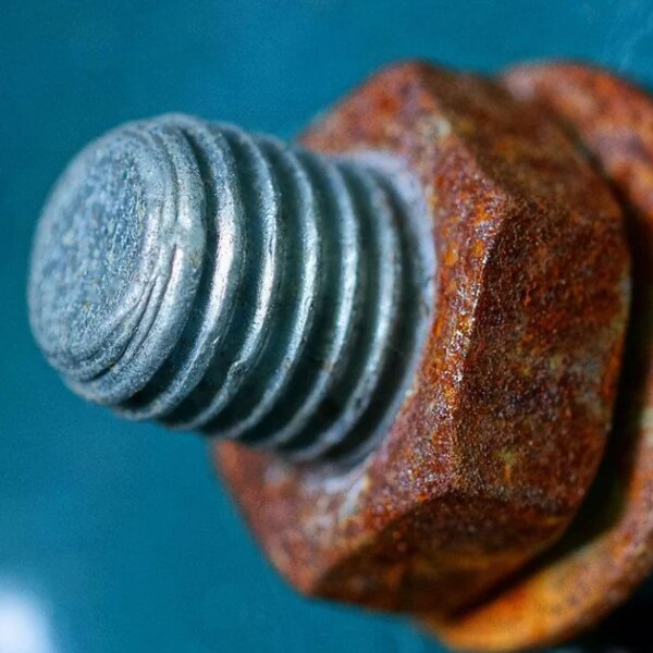 Як відкрутити заіржавіле кріплення, зокрема болт, і не зіпсувати ремонт та меблі