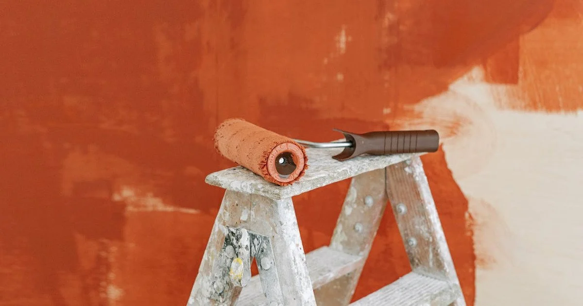 Чому тріскається фарба на стінах
