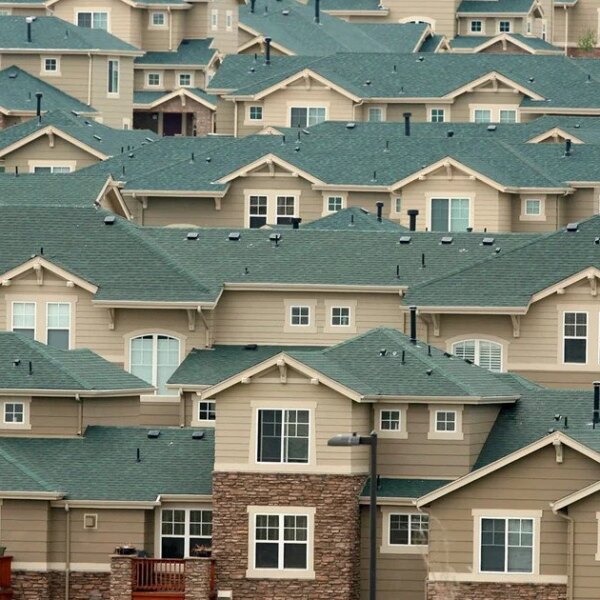 Коли найкраще міняти покрівлю будинку — поради, які допоможуть зекономити тисячі гривень