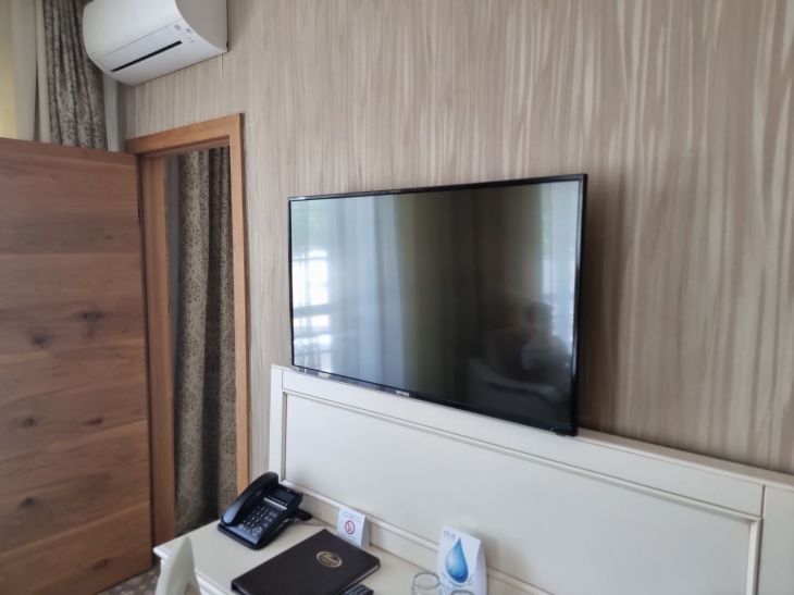 На якій відстані вішати телевізор: формула для зору