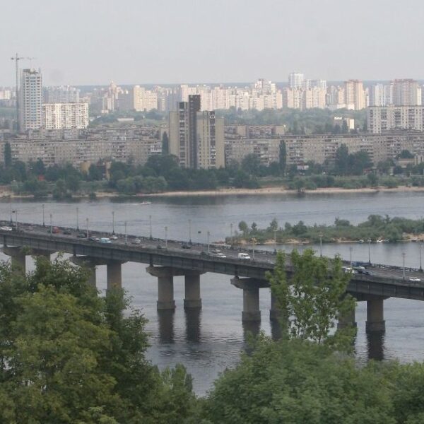 Один з мостів Києва “непрацездатний”: експерт вказує на катастрофічний стан споруди