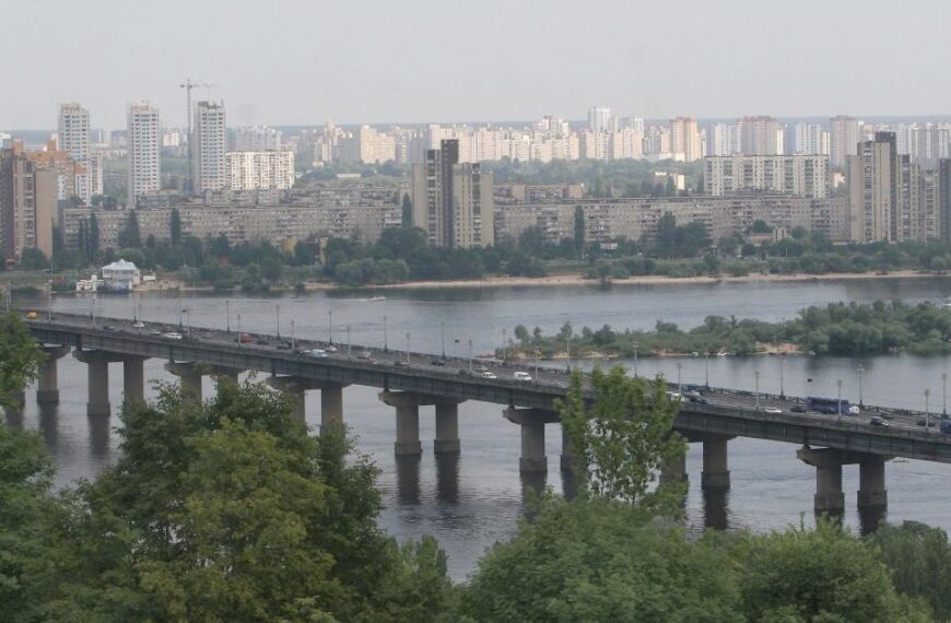 Один з мостів Києва “непрацездатний”: експерт вказує на катастрофічний стан споруди