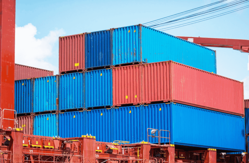 Сталева гнучкість: як звичайна морська тара перетворилася на головний архітектурний тренд десятиліття