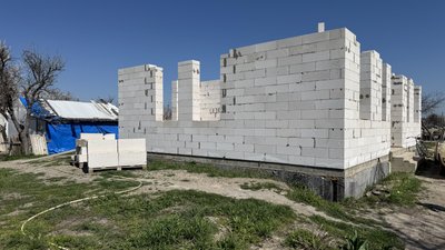 Третій рік відбудови: у Посад-Покровському люди досі живуть у модульних будинках