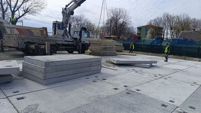 Новий міст на Рясне: для заїзду важкої техніки уклали залізобетонні плити