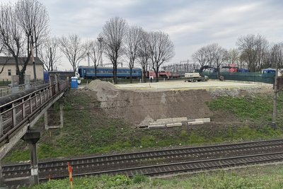 Новий міст на Рясне: для заїзду важкої техніки уклали залізобетонні плити