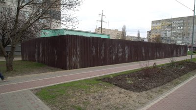 На алеї у Кропивницькому встановили паркан і розпочали будівельні роботи: що відомо