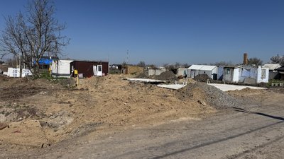 Третій рік відбудови: у Посад-Покровському люди досі живуть у модульних будинках