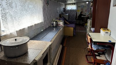 Третій рік відбудови: у Посад-Покровському люди досі живуть у модульних будинках