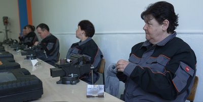 "Це перший крок до самостійності": як у Чернівцях підопічні евакуйованого інтернату вчаться на сантехніків