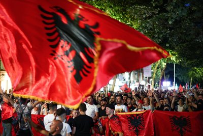 Албанці з національним прапором протестують проти будівництва курорту у екологічно чутливій частині Адріатичного узбережжя країни. Тирана, Албанія, 12 червня 2026 року