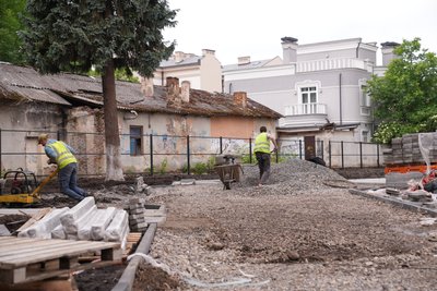 Сквер, зелена зона, роботи, бруківка, вулиця Чорновола, церква УПЦ МП, Івано-Франківськ