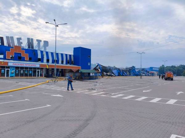 Росія спалила “Епіцентр” у Сумах: ТЦ повністю зруйновано після удару