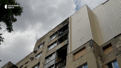 "Своїми силами все робимо": як живе одеська багатоповерхівка через рік після російської атаки