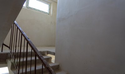 У Запоріжжі на проспекті Моторобудівників на 58% відновили пошкоджений російським ударом під'їзд багатоповерхівки