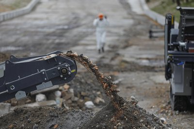 Дробарка, відходи руйнувань, сміття, Київщина, Буча