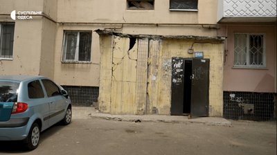 "Своїми силами все робимо": як живе одеська багатоповерхівка через рік після російської атаки