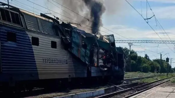 На Дніпропетровщині російські сили влучили у пасажирський потяг.
