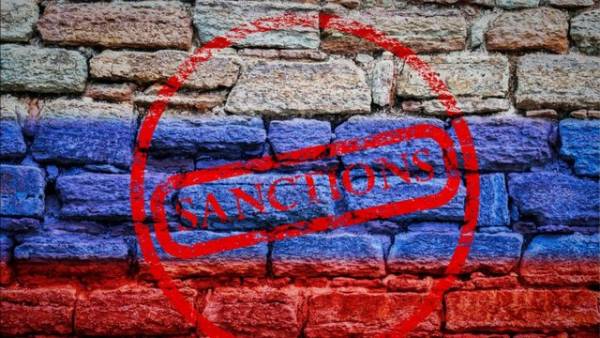 Європейський Союз запровадив обмежувальні заходи щодо 33 російських банків, включно із забороною на використання SWIFT.