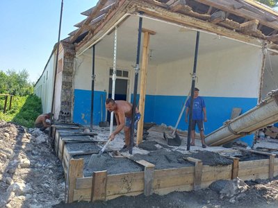 Працівники заливають фундамент, Закутнівка, Біляївська громада