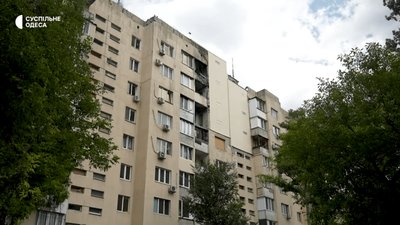 “Своїми силами все робимо”: як живе одеська багатоповерхівка через рік після російської…