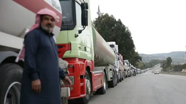 Ірак перевозить мазут великою кількістю вантажівок через Сирію, оминаючи Ормузьку протоку.