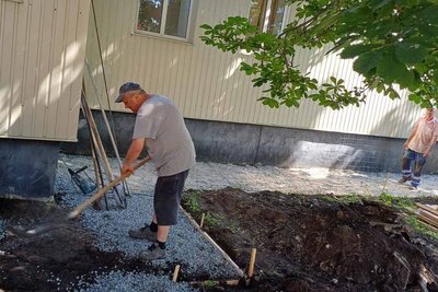 Працівники біля фельдшерсько-акушерського пункту в Закутнівці Біляївської громади