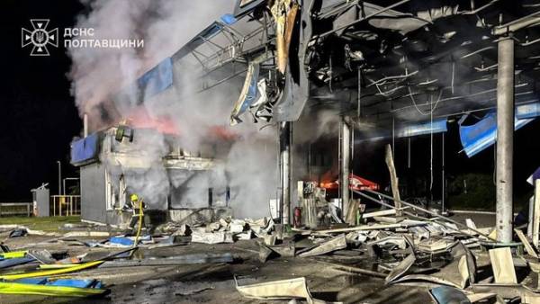 АЗС на трасі Харків-Полтава повністю зруйновані російськими військами, повідомляє депутат обласної ради.