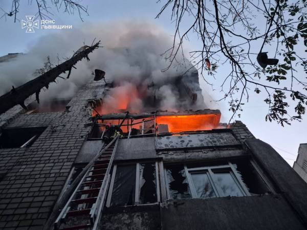 Масштабний обстріл України: снаряд влучив у житлову будівлю у Львові, є жертви на Дніпропетровщині