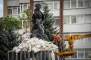 Київські пам’ятники позбавляють захисних споруд: роботи розпочалися біля монумента Лесі Українці