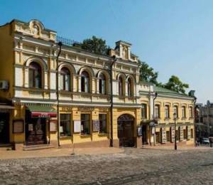 Ремонт автоматичних стовпчиків на Андріївському узвозі триває.