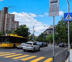 Новий світлофорний пішохідний перехід відкрився біля станції метро “Лук’янівська”.