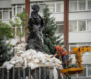 Київські пам’ятники позбавляють захисних споруд: роботи розпочалися біля монумента Лесі Українці