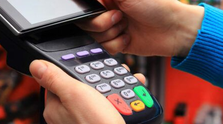Українці готуються до холодів, але без зайвого ажіотажу: товари першої необхідності