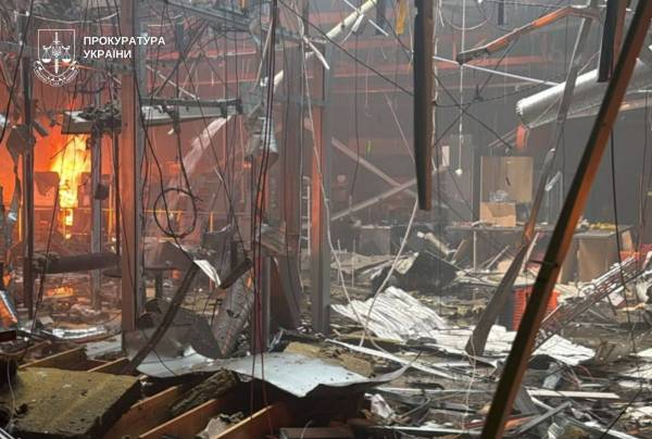 Оновлено. Росія двічі атакувала найбільший ТРЦ Кривого Рогу: є жертви